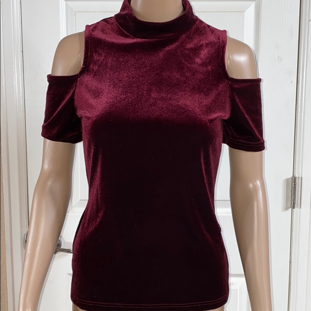 ❤️Very Soft Turtle Neck Cold Shoulder Velvet Top